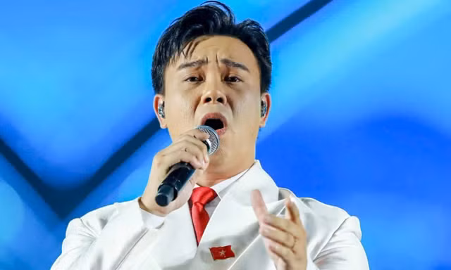 'Nổi da gà' với Đông Hùng ở concert Thanh xuân 