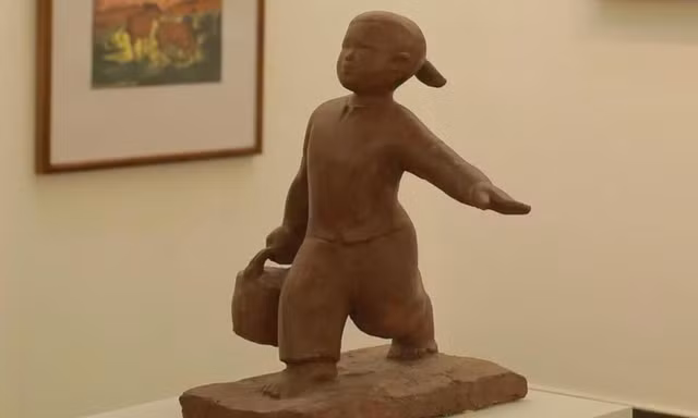 'Em bé đưa cơm cho mẹ đi cày' và chuyện ít ai biết
