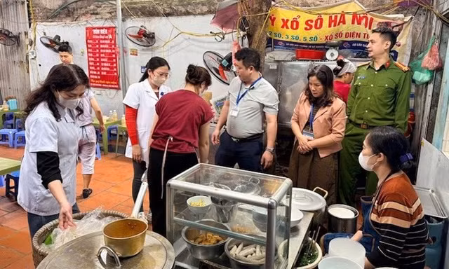 Hà Nội: Quán bún riêu phố cổ bị 'đóng cửa' sau phản ánh của du khách 