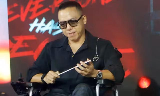 Hoàng Touliver ngồi xe lăn 