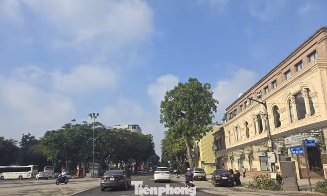 Hà Nội tháo dỡ nhiều rào chắn thi công chống ngập tại phố trung tâm