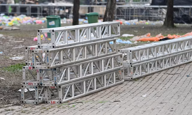 Khẩn trương dọn rác sau concert Những thành phố mơ màng