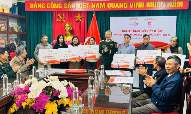 Trao sổ tiết kiệm cho thân nhân 16 gia đình liệt sĩ