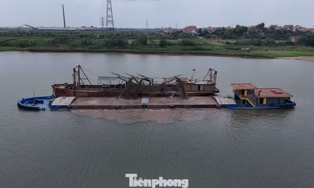 Hưng Yên: Người dân bất lực nhìn đất hoa màu bị cuốn trôi do hút cát trên sông Hồng