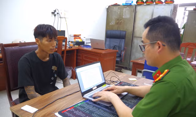 Vào cửa hàng cướp 40 điện thoại, ép bà bầu chuyển tiền qua tài khoản