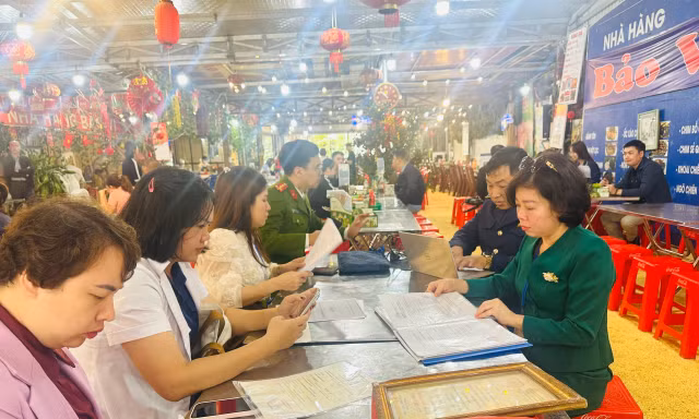 Hà Nội xử phạt hàng quán vi phạm ATTP tại Phủ Tây Hồ sau phản ánh của báo Tiền Phong