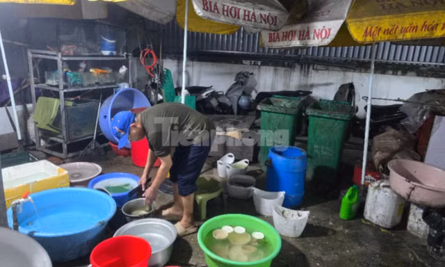 Nhếch nhác quán bia, quán phở ở Hà Nội, gây lo ngại về an toàn thực phẩm 