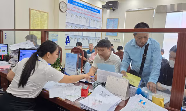 Hà Nội: Lãnh đạo cấp xã không còn phải ký hàng trăm giấy chứng thực mỗi ngày 
