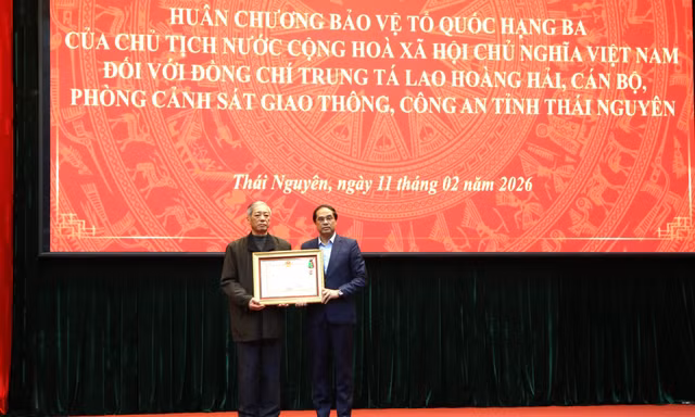 Truy tặng Huân chương Bảo vệ Tổ quốc hạng Ba cho CSGT hi sinh