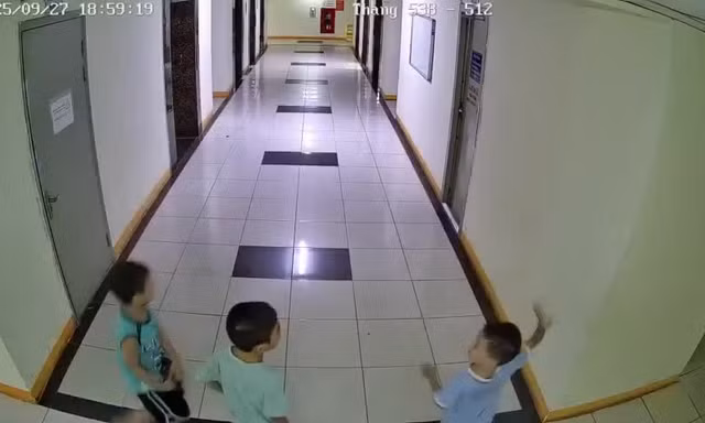 Vụ cháu bé ném dép trúng van nước gây hư hỏng thang máy: Trách nhiệm bồi thường ra sao?