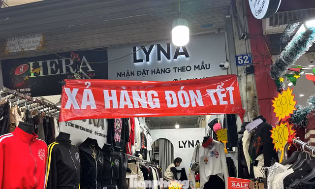 Vừa mở cửa trở lại, chợ Ninh Hiệp đã đua nhau 'xả hàng Tết'