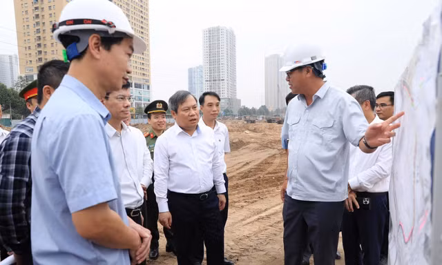 Chủ tịch Hà Nội kiểm tra dự án cấp nước cho sông Tô Lịch