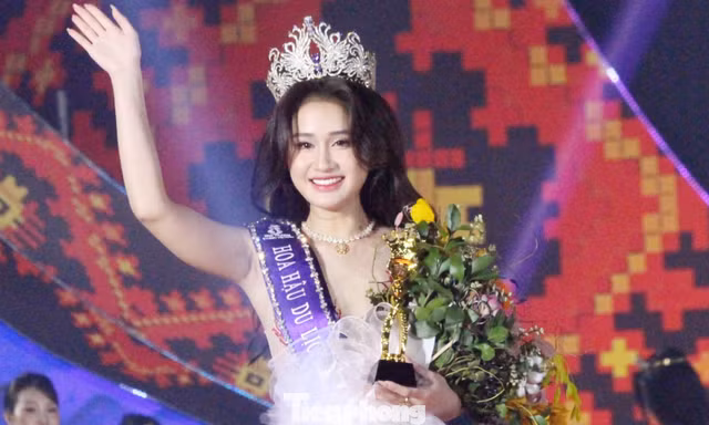 Cô gái Hà Nội đăng quang Hoa hậu Du lịch dân tộc Việt Nam