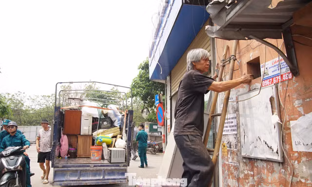 Hà Nội: Hỗ trợ 49 hộ dân dọn dẹp, tháo dỡ nhà để làm trụ cầu Tứ Liên