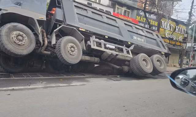 Xe tải 80 tấn 'sập hầm' trên công trường chống ngập 
