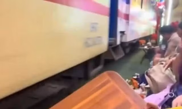 Tàu hỏa đâm văng bàn ghế tại 'phố đường tàu’ ở Hà Nội