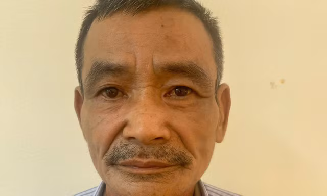 Bị kiểm tra nồng độ cồn, người đàn ông rút dao dí vào cổ cán bộ công an