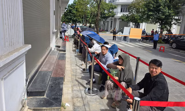 Xếp hàng nộp hồ sơ mua NOXH ngoại thành Hà Nội từ 2 giờ sáng