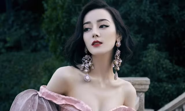 Địch Lệ Nhiệt Ba gây sốt quốc tế