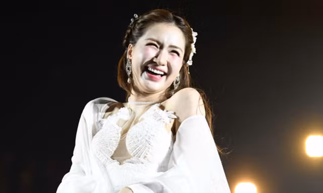 Trầm trồ với màn đu dây mạo hiểm trước 20.000 người của Hòa Minzy ở concert Thanh xuân