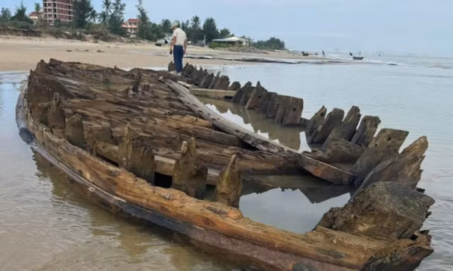 Chưa thể khai quật tàu cổ phát lộ ở Hội An