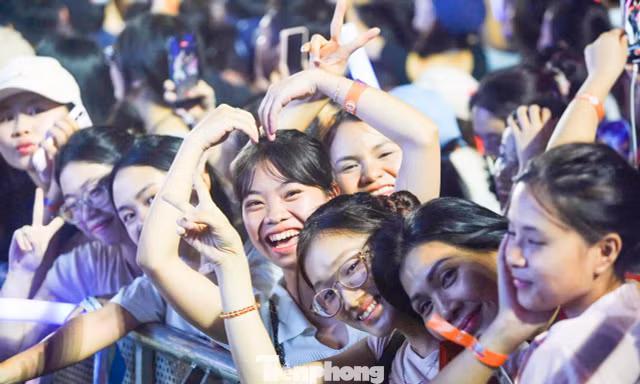 Hàng nghìn khán giả 'quẩy' đến phút cuối concert Thanh xuân