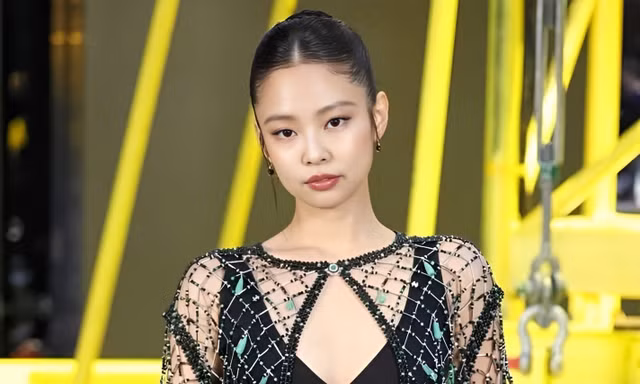 Váy lưới của Jennie (BlackPink) gây tranh cãi