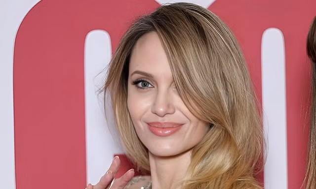 Angelina Jolie diện mốt không nội y