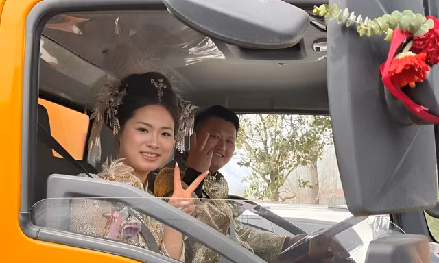 Chàng trai rước dâu bằng xe độc lạ