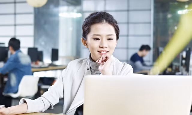 Người trẻ Singapore gác bằng đại học làm nghề 'dưới trình độ'