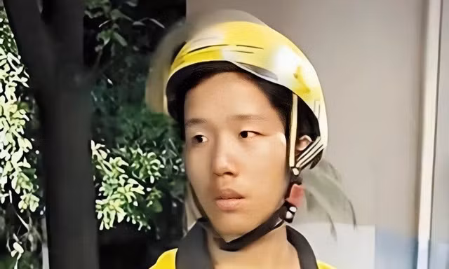 Nam sinh 19 tuổi sống dưới gầm cầu cùng cún cưng, giao hàng hơn 10 giờ/ngày kiếm học phí