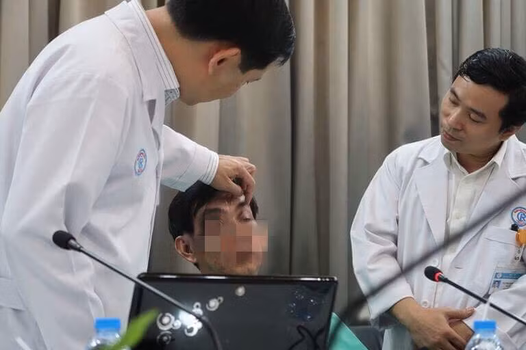 Kinh hoàng gắp hơn 10 mảnh gỗ từ hốc mắt người đàn ông