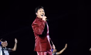 Hàng vạn khán giả 'nổi da gà' trước chất giọng nội lực của Đông Hùng tại Concert 'Thanh xuân'
