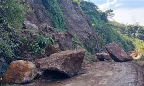 Nhiều khối đá nặng hàng tấn rơi xuống đường ở Sơn La, cấm phương tiện qua lại