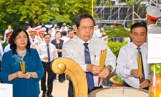 Chủ tịch Quốc hội dâng hương tưởng niệm các Anh hùng liệt sĩ và dự cầu truyền hình tại Công viên Lê Thị Riêng