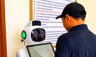 Người dân Đồng Hới thích thú trải nghiệm robot AI hình người làm ‘công chức’ 