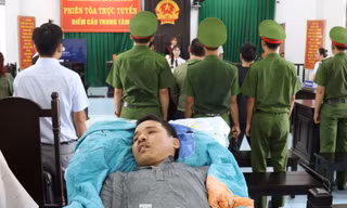 Nạn nhân vụ 'bị đánh đến thân tàn ma dại’ ở Đắk Lắk nằm trên cáng dự toà 