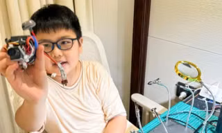 Khoe ảnh 'tự chế' động cơ phản lực ở phòng khách, cậu bé gây tò mò về xuất thân