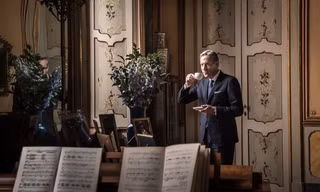 Howard Schultz: Từ tuổi thơ nghèo đến ông trùm Starbucks