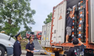 Xuất nhập khẩu sôi động ngay sau Tết