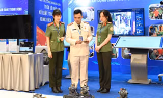 Trải nghiệm bắn súng, tháo lắp vũ khí và robot tuần tra thông minh tại Đại hội Đoàn XIII