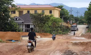 Người dân khốn khổ vì dự án chống ngập đào lên rồi... bỏ đó