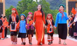 Cô và trò Trường Phổ thông nội trú Tiểu học và THCS Bình Liêu -Quảng Ninh hân hoan đón năm học mới trong ngôi trường khang trang, hiện đại Ảnh: Quang Vinh