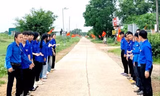 Xã biên giới Đắk Lắk ‘đổi’ hoa chúc mừng Đại hội Đảng thành quà tặng học sinh nghèo