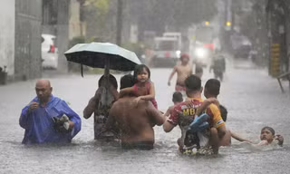 Hàng vạn người dân Philippines phải sơ tán vì lũ lụt sau bão Wipha