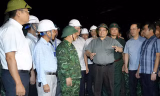 Thủ tướng yêu cầu khắc phục nhanh nhất hậu quả bão số 5, hạn chế đi lại khi mưa lũ lớn