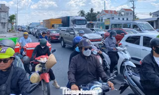 Người dân ùn ùn quay trở lại TPHCM chiều mùng 4 Tết, quốc lộ, cao tốc chật kín phương tiện