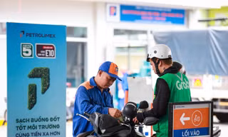 Giá xăng E10 giảm về sát 20.000 đồng/lít