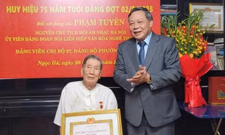 Lãnh đạo Thành ủy Hà Nội trao Huy hiệu 75 năm tuổi Đảng tặng nhạc sĩ Phạm Tuyên 