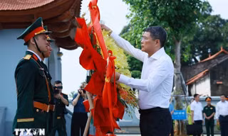 Thủ tướng Lê Minh Hưng dâng hương, tri ân các Anh hùng liệt sĩ tại Lạng Sơn